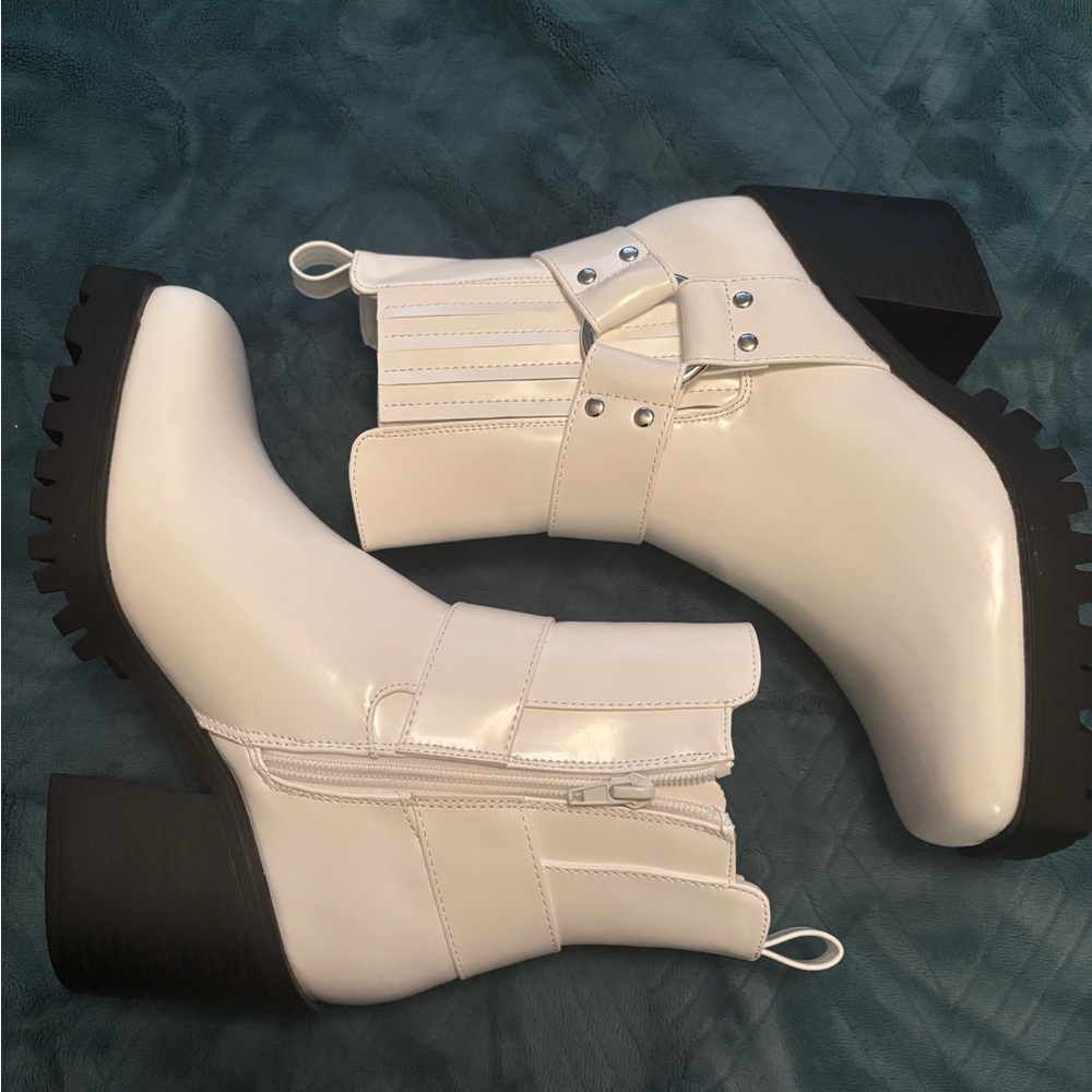 Shoe Dazzle White Chunky Lug Heel Chelsea Booties